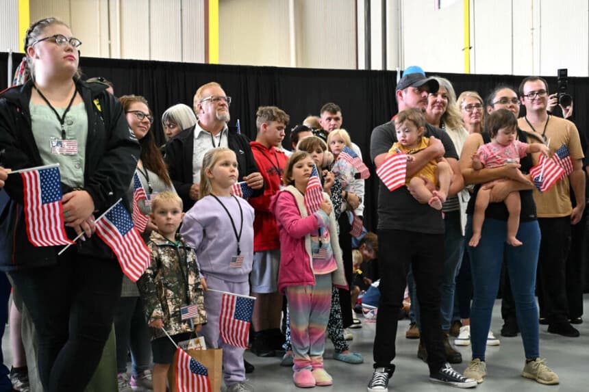 El primer grupo de afrikaners de Sudáfrica que llegó para reasentarse escucha las declaraciones del subsecretario de Estado de EE. UU., Christopher Landau, y del subsecretario de Seguridad Nacional de EE. UU., Troy Edgar (ambos fuera de cuadro), tras su llegada al Aeropuerto Internacional Dulles de Washington, en Dulles (Virginia), el 12 de mayo de 2025. Saul Loeb/AFP a través de Getty Images