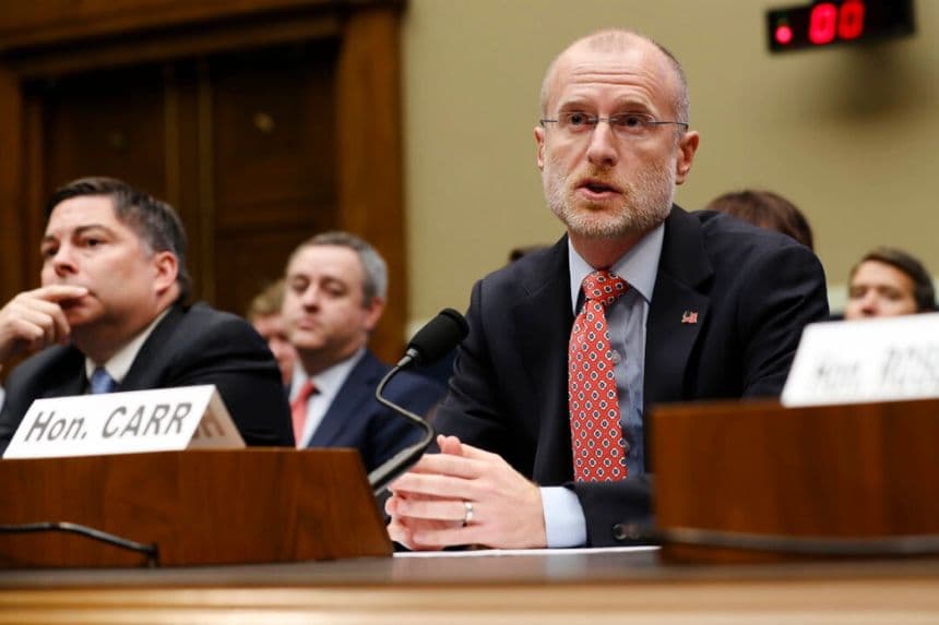 El presidente de la Comisión Federal de Comunicaciones, Brendan Carr, testifica ante el Subcomité de Comunicaciones y Tecnología del Comité de Energía y Comercio de la Cámara de Representantes en el edificio Rayburn House Office, en el Capitolio, en Washington, el 5 de diciembre de 2019. (Chip Somodevilla/Getty Images)