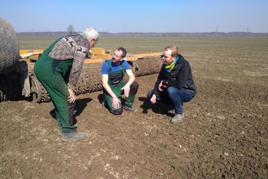 Los agricultores alemanes Tim Nandelstädt (C) y Torben Reelfs (D) inspeccionan el campo de su granja en Derzhiv, Stryi Raion, Óblast de Leópolis, en el oeste de Ucrania, el 23 de marzo de 2022. Tim Nandelstaedt/AFP a través de Getty Images