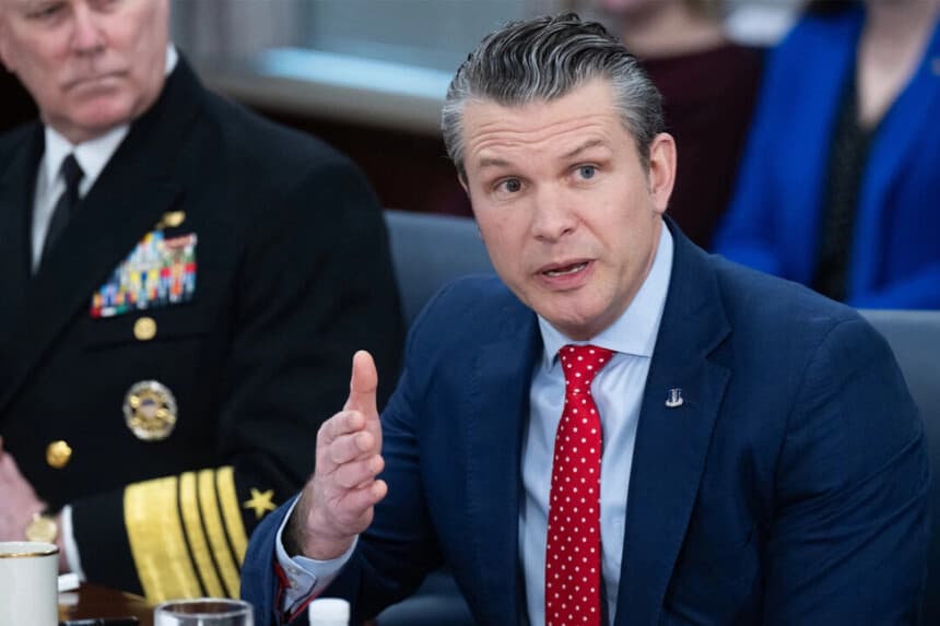 El secretario de Defensa Pete Hegseth habla durante una reunión con el secretario de Estado británico para la Defensa, John Healey, en el Pentágono, en Washington, el 6 de marzo de 2025. Saul Loeb/AFP a través de Getty Images