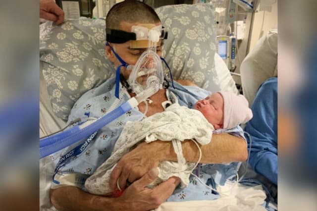 Hombre cumple su último deseo de tener a su hijo recién nacido en brazos y muere al siguiente día