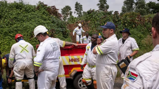 Rescatan a 260 mineros atrapados el jueves bajo tierra en Sudáfrica
