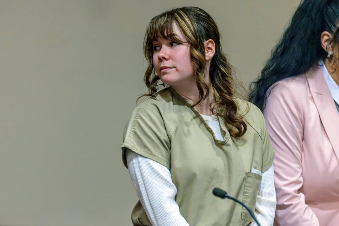 La encargada de armas de “Rust”, Hannah Gutierrez-Reed, mira a sus familiares durante su sentencia en la corte de distrito de Santa Fe, Nuevo México, el 15 de abril de 2024. (Luis Sánchez Saturno-Pool/Getty Images)