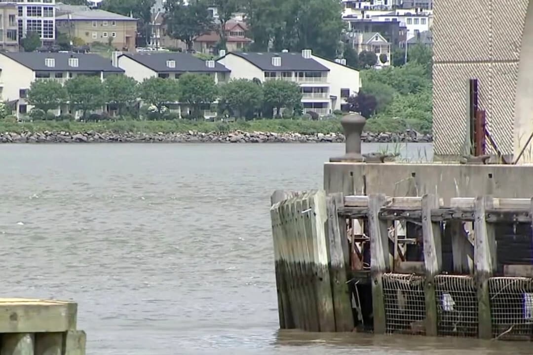 En esta imagen de un vídeo proporcionado por WACB-TV, se ven viviendas al otro lado del río Hudson desde la planta de tratamiento de aguas residuales North River, en primer plano, en Nueva York, tras la explosión de un barco que transportaba aguas residuales sin tratar cerca de la planta, el sábado 24 de mayo de 2025. (WACB-TV vía AP).