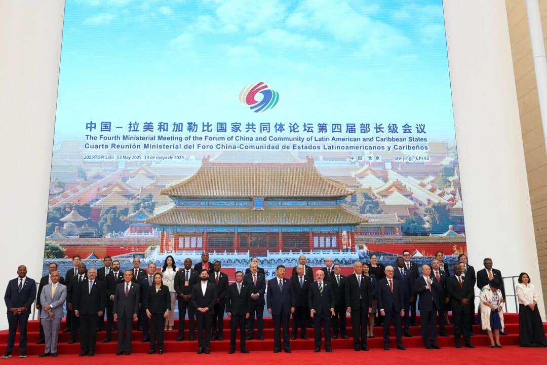 El líder chino Xi Jinping, el presidente brasileño Luiz Inácio Lula da Silva, el presidente chileno Gabriel Boric, el presidente colombiano Gustavo Petro y otros representantes de la CELAC asisten a una sesión fotográfica antes de la ceremonia de apertura de la reunión ministerial del Foro China-CELAC en Beijing, el 13 de mayo de 2025. (Florence Lo/Reuters)