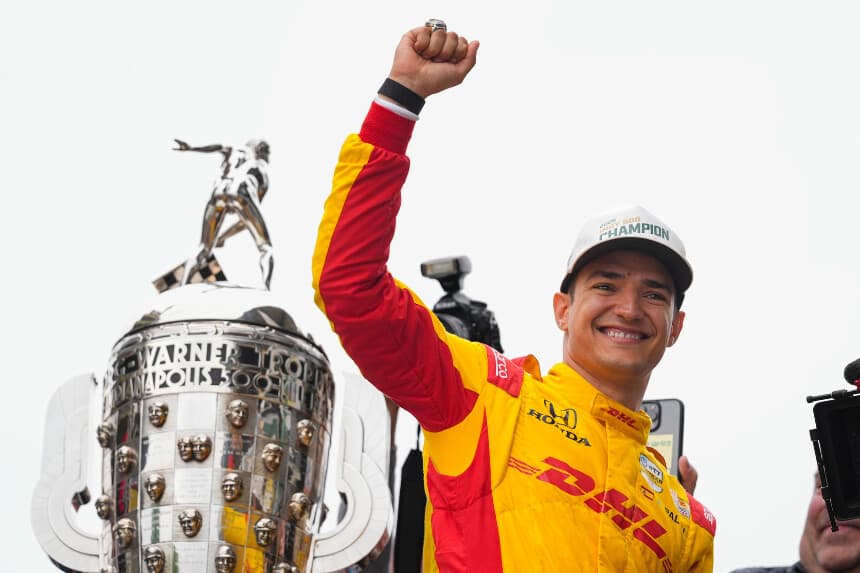El español Alex Palou celebra con los aficionados tras ganar las 500 Millas de Indianápolis en el Indianapolis Motor Speedway el 25 de mayo de 2025. (Michael Conroy/AP Photo).