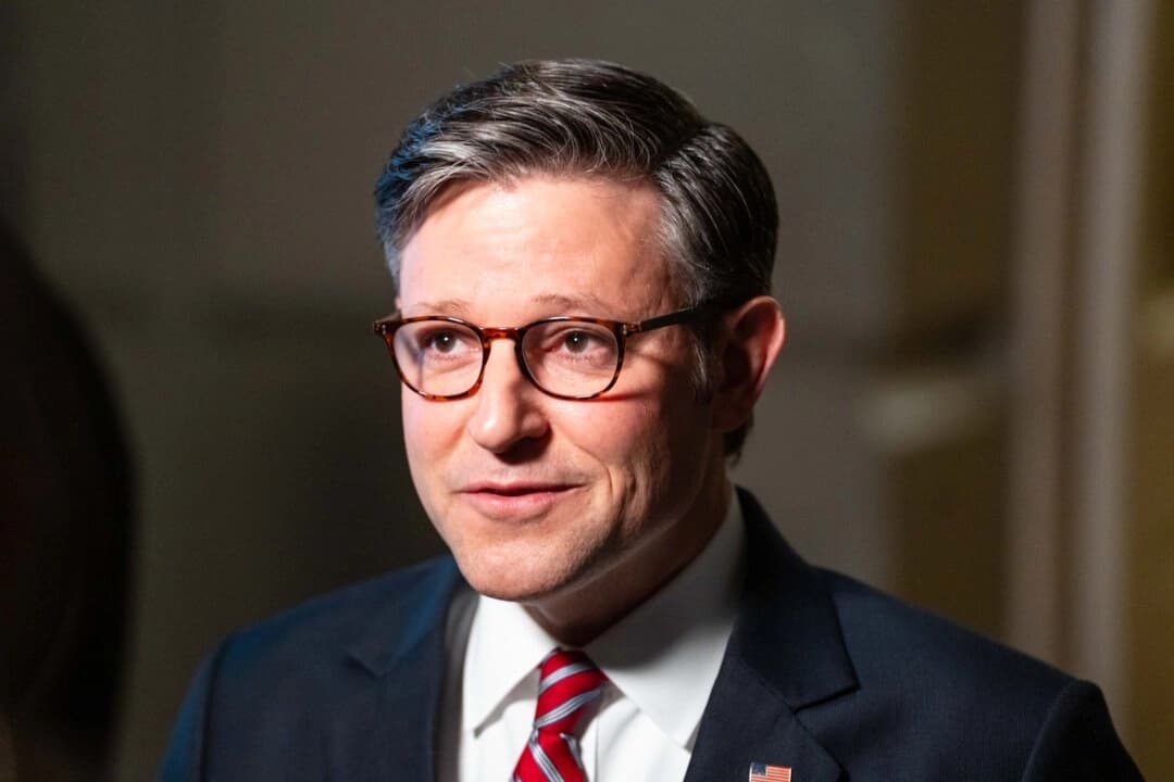 El presidente de la Cámara de Representantes, Mike Johnson, habla con los periodistas antes de la visita del presidente Donald Trump, en el Capitolio, en Washington, el 20 de mayo de 2025. (Madalina Vasiliu/The Epoch Times)