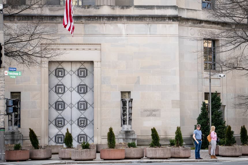 Acusan a un ciudadano chino de hacerse pasar por alguacil estadounidense para estafar a una víctima