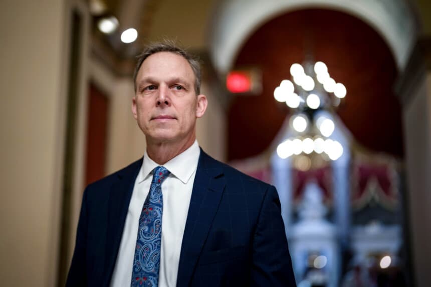 El representante Scott Perry (R-PA) camina por el Capitolio de Estados Unidos en Washington, el 12 de enero de 2024. (Kent Nishimura/Getty Images)