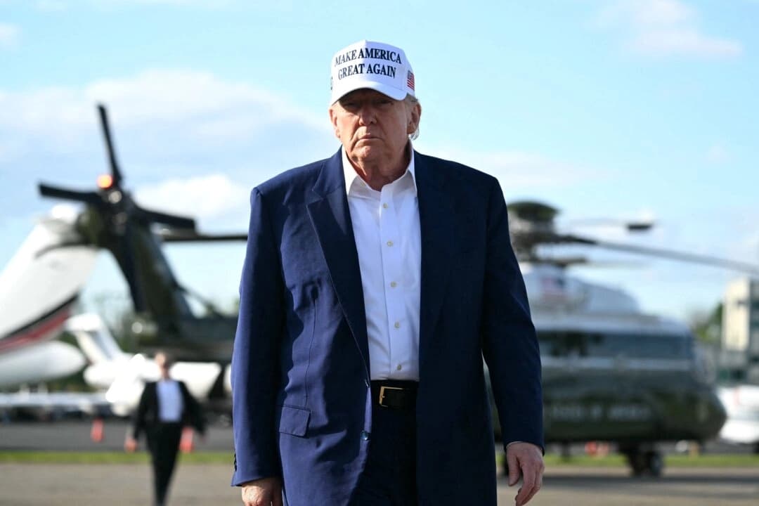 El presidente Donald Trump camina para hablar con los periodistas antes de subir al Air Force One en el Aeropuerto Municipal de Morristown, en Morristown, Nueva Jersey, el 25 de mayo de 2025. (Saul Loeb/AFP a través de Getty Images)