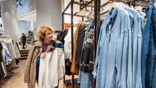 Aranceles deben impulsar la fabricación de productos militares y de IA, no camisetas: Trump