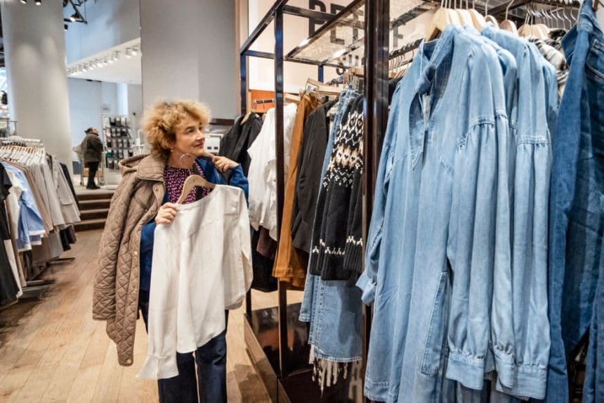 Aranceles deben impulsar la fabricación de productos militares y de IA, no camisetas: Trump