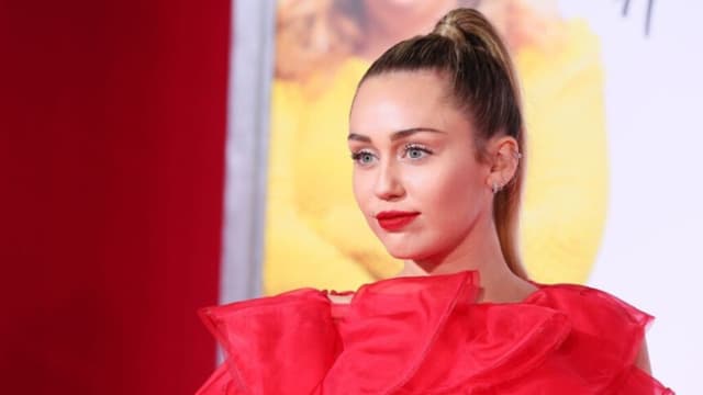 Miley Cyrus contrajo “infección brutal” tras grabar video musical en el Paseo de la Fama de Hollywood