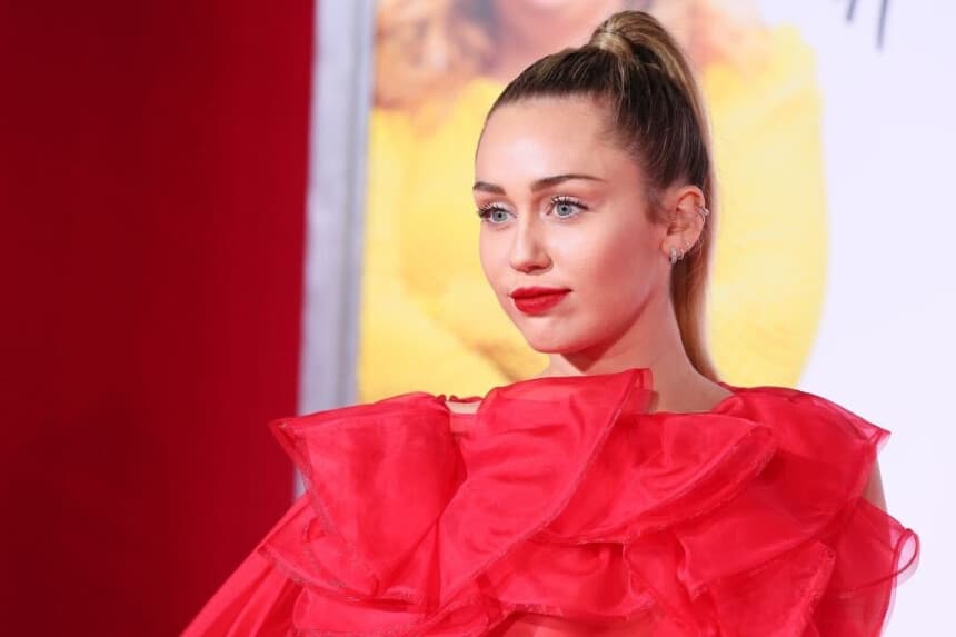 Miley Cyrus contrajo “infección brutal” tras grabar video musical en el Paseo de la Fama de Hollywood