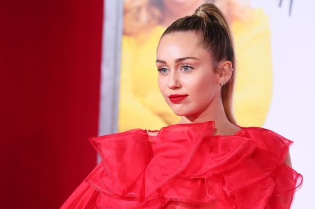 Miley Cyrus contrajo “infección brutal” tras grabar video musical en el Paseo de la Fama de Hollywood