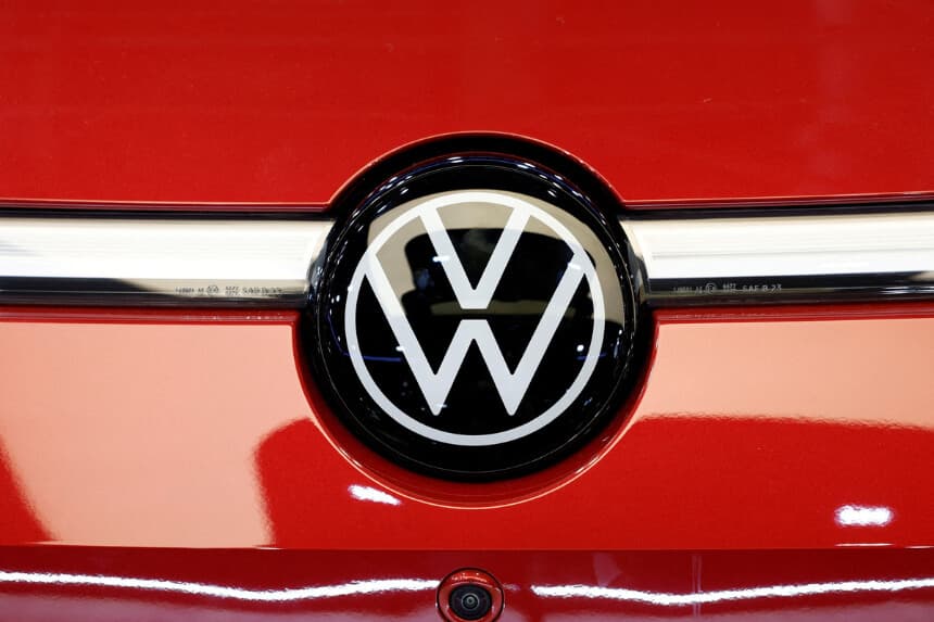 El logotipo de Volkswagen en el Salón del Automóvil de París 2024, celebrado en Francia el 15 de octubre de 2024. (Benoit Tessier/Reuters).