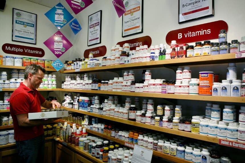 Vitaminas y suplementos en una tienda de San Francisco, en una foto de archivo sin fecha. (Justin Sullivan/Getty Images).