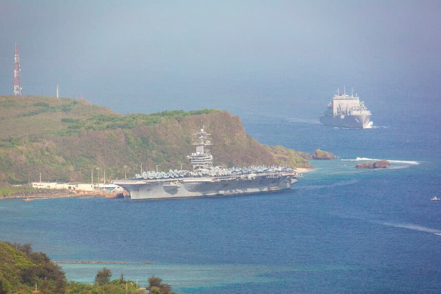El portaaviones USS Theodore Roosevelt atracado en la Base Naval de Guam, en el puerto de Apra, el 27 de abril de 2020. (Tony Azios/AFP a través de Getty Images).