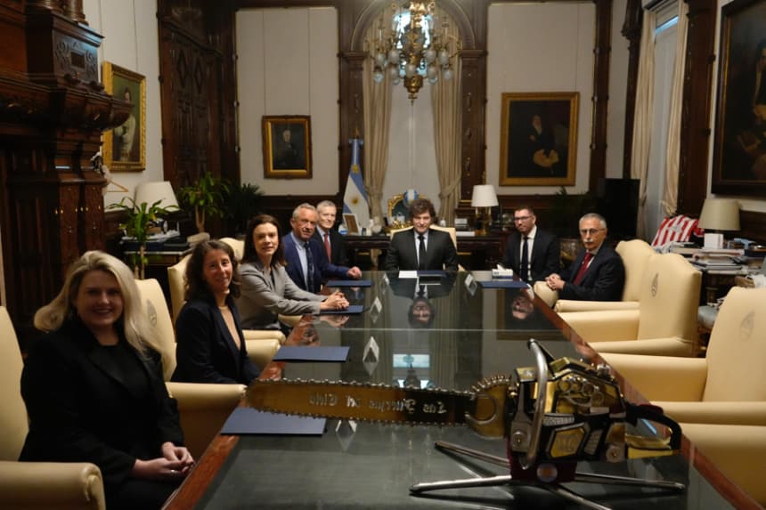 Fotografía cedida por la Presidencia de Argentina de su mandatario, Javier Milei (c), reunido con el secretario de Salud de EE. UU., Robert Kennedy Jr. (2-i) y la encargada de negocios de la Embajada estadounidense en Argentina, Abigail Dressel (3-i), en la Casa Rosada (sede de Gobierno) en Buenos Aires (Argentina), el 27 de mayo de 2025. EFE/ Presidencia de Argentina