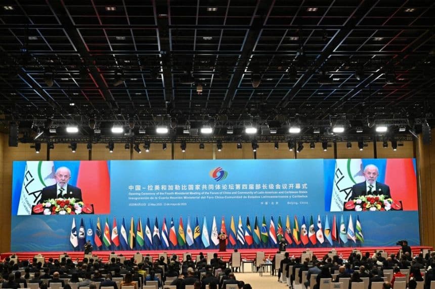El presidente brasileño, Luiz Inácio Lula da Silva, habla durante la ceremonia de apertura de la Cuarta Reunión Ministerial del Foro de China y la Comunidad de Estados Latinoamericanos y Caribeños (CELAC) en Pekín, el 13 de mayo de 2025. (Pedro Pardo/AFP vía Getty Images)