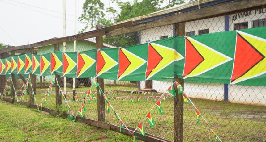 Banderas de Guyana frente a la comisaría este domingo, en la aldea de Arrakaka en el Esequibo, Guyana. Guyana defiende la validez del Laudo Arbitral de París de 1899, que dio la soberanía del territorio a la entonces Guyana Británica. Además, insiste en que la Corte Internacional de Justicia (CIJ) tiene jurisdicción para resolver este litigio, algo que Venezuela rechaza. (EFE/ Nazima Raghubir)