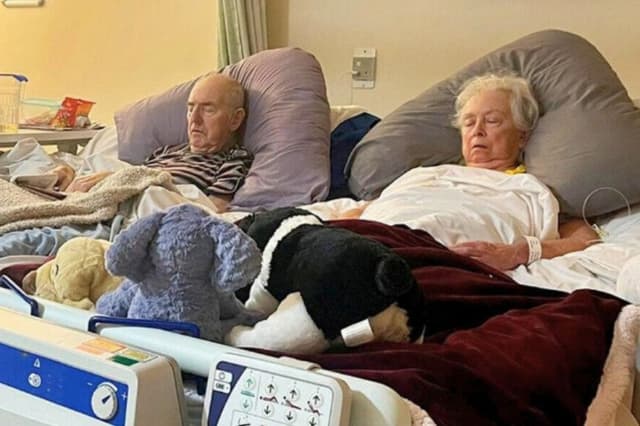 Devota pareja unida hasta el final, se toman la mano por última vez antes de morir ambos de cáncer