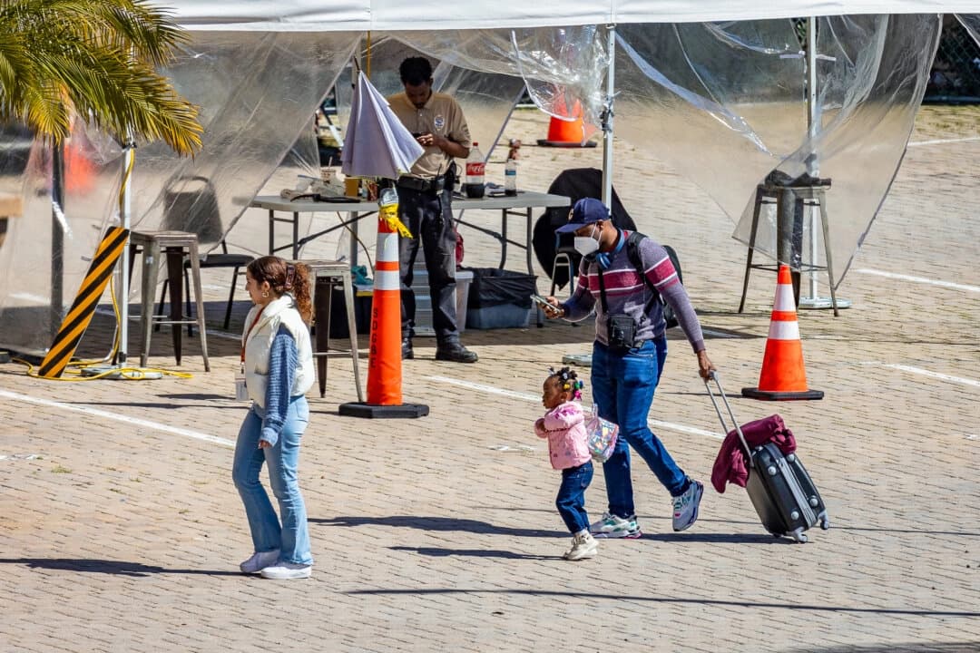Inmigrantes ilegales en un refugio proporcionado por grupos sin ánimo de lucro en San Diego, el 22 de febrero de 2024. (John Fredricks/The Epoch Times)