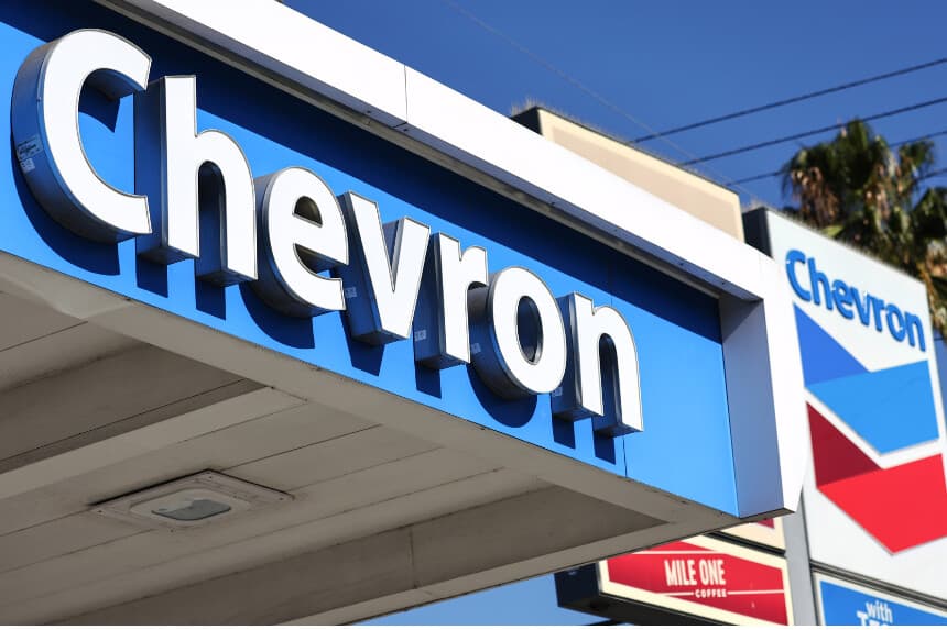 El logotipo de Chevron se muestra en una gasolinera Chevron el 28 de octubre de 2022 en Los Ángeles, California. (Mario Tama/Getty Images)