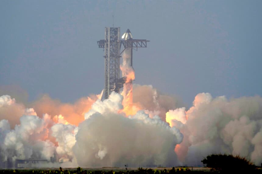 El megacohete Starship de SpaceX realiza un vuelo de prueba desde Starbase, Texas, el 27 de mayo de 2025. (Eric Gay/AP Photo).