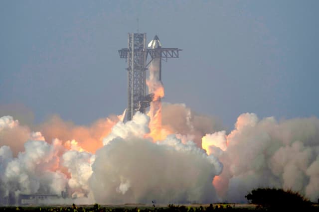 SpaceX lanza otro cohete Starship tras explosiones consecutivas, pero pierde el control y cae