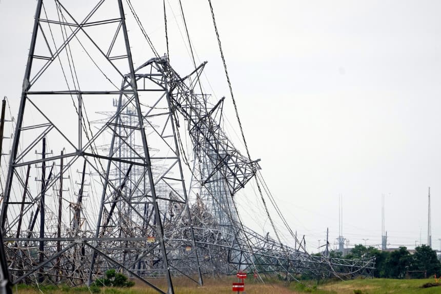 Líneas eléctricas caídas tras una fuerte tormenta eléctrica en Cypress, Texas, cerca de Houston, el 17 de mayo de 2024. (David J. Phillip/AP Photo).