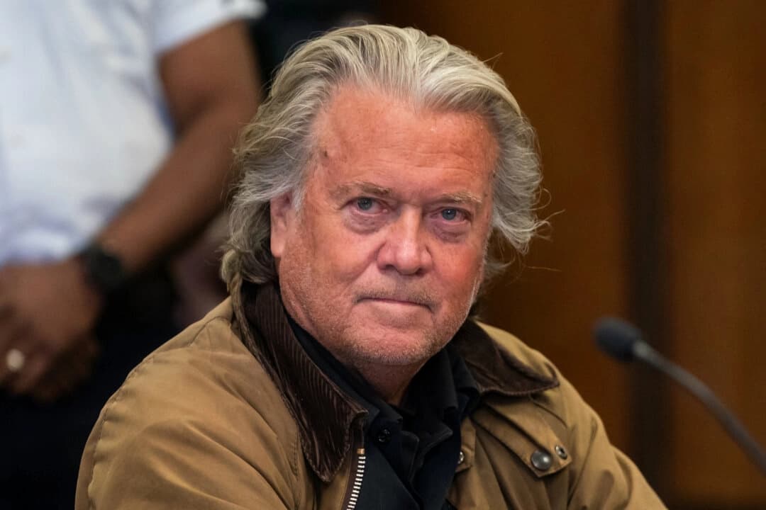 Steve Bannon asiste a una audiencia judicial en la Corte Penal de Manhattan, en la ciudad de Nueva York, el 12 de noviembre de 2024. (Adam Gray/AFP vía Getty Images).