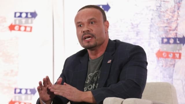 Dan Bongino habla en el escenario durante Politicon 2018 en el Centro de Convenciones de Los Ángeles, el 21 de octubre de 2018. (Phillip Faraone/Getty Images para Politicon)