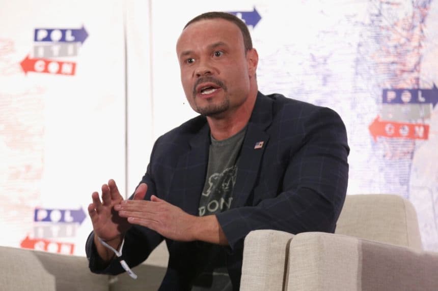 Dan Bongino habla en el escenario durante Politicon 2018 en el Centro de Convenciones de Los Ángeles, el 21 de octubre de 2018. (Phillip Faraone/Getty Images para Politicon)