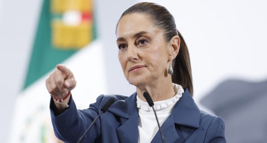 La presidenta de México, Claudia Sheinbaum, habla durante una rueda de prensa este martes, en el Palacio Nacional de la Ciudad de México, México. (EFE/ Sáshenka Gutiérrez)