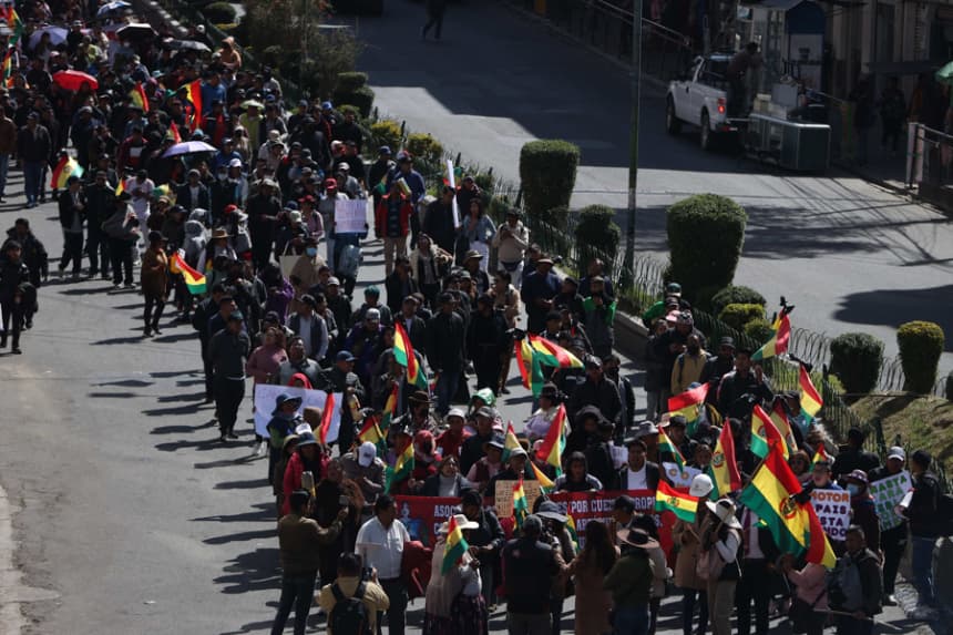 Comerciantes bolivianos protestan contra la crisis económica y cierre de sus negocios