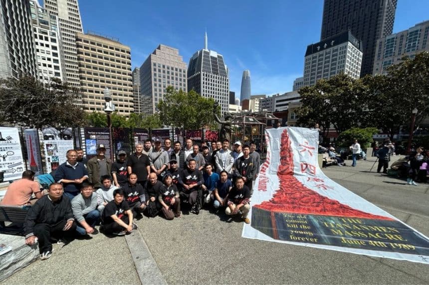 Activistas prodemocracia chinos se reúnen en Portsmouth Square, en San Francisco, el 25 de mayo de 2025, para conmemorar a las víctimas de la masacre de la plaza de Tiananmen. (Nathan Su/The Epoch Times)