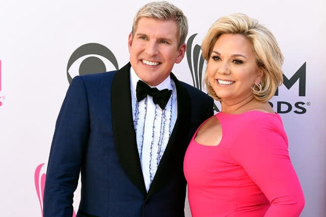 Todd y Julie Chrisley, estrellas de reality, salen de prisión tras indulto de Trump