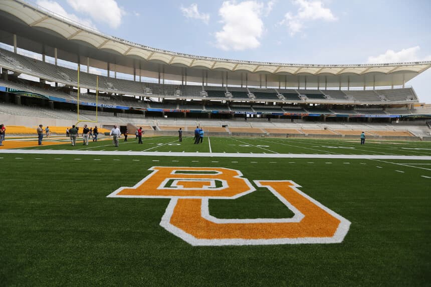 El logotipo de la Universidad Baylor se muestra en el campo de fútbol americano del estadio McLane, en Waco, Texas, el 18 de agosto de 2014. (Waco Tribune-Herald a través de AP/AP Photo).