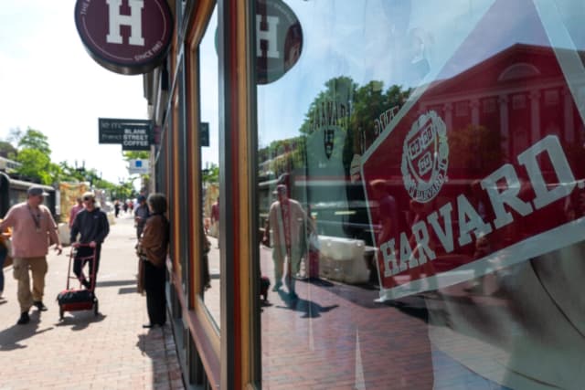 Trump dice que Harvard debería establecer un tope de 15 % de estudiantes extranjeros