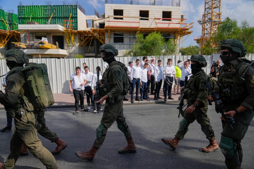 Fuerzas de seguridad israelíes desplegadas en el lugar de un ataque con disparos en el asentamiento israelí de Maale Adumim, en Cisjordania, el 1 de agosto de 2023. (Ohad Zwigenberg/AP Photo)