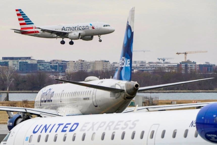 Los aviones de United Express y JetBlue están en tierra mientras un avión de American Airlines aterriza en el Aeropuerto Nacional Ronald Reagan de Washington, en Arlington, Virginia. (Joshua Roberts/Reuters)