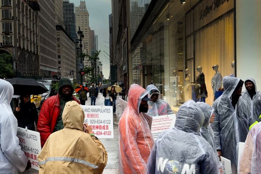 Un grupo de manifestantes, organizados por personas pro-Partido Comunista Chino, intentan interrumpir un desfile de Falun Gong en el distrito de Manhattan, en la ciudad de Nueva York, el 9 de mayo de 2025. (Edwin Huang/The Epoch Times)