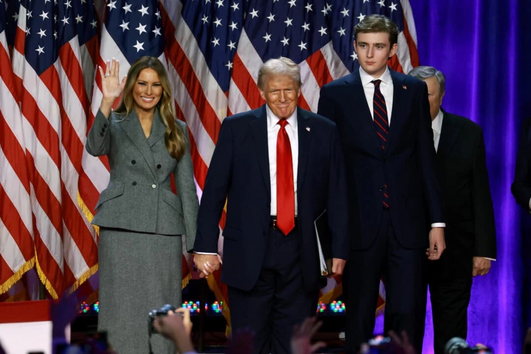 El entonces candidato presidencial republicano, Donald Trump, llega para hablar con la exprimera dama Melania Trump y Barron Trump durante un evento la noche de las elecciones en el Centro de Convenciones de Palm Beach, en West Palm Beach, Florida, el 6 de noviembre de 2024. (Joe Raedle/Getty Images)