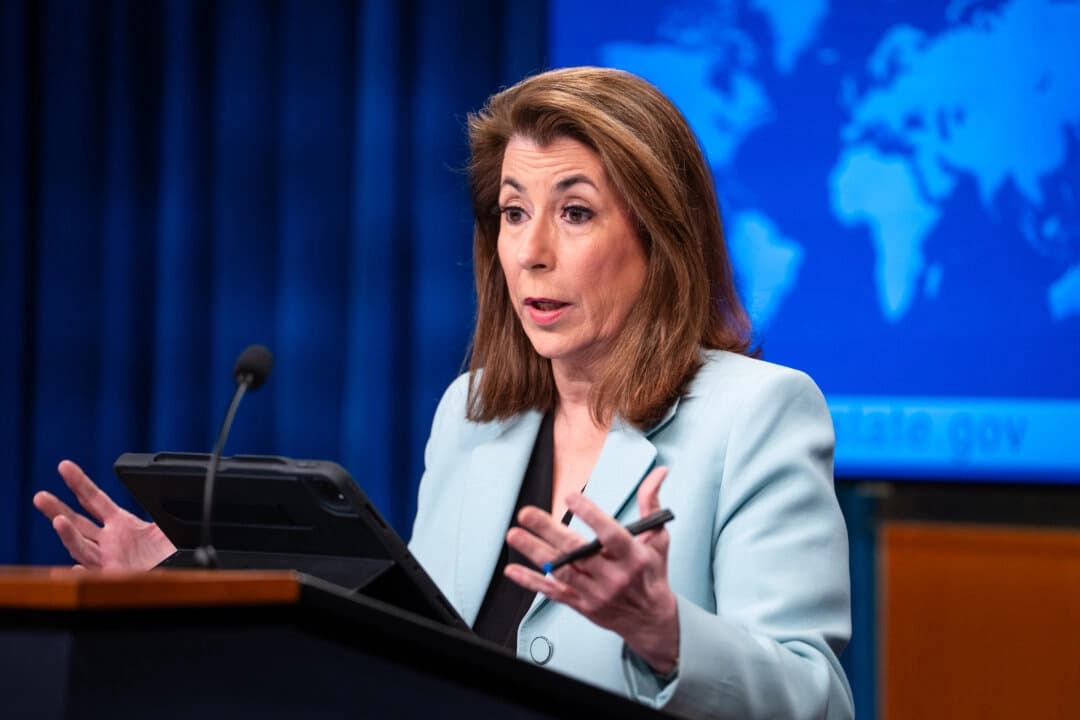 La portavoz del Departamento de Estado de EE. UU., Tammy Bruce, habla durante una rueda de prensa en Washington el 28 de marzo de 2025. (Madalina Vasiliu/The Epoch Times)