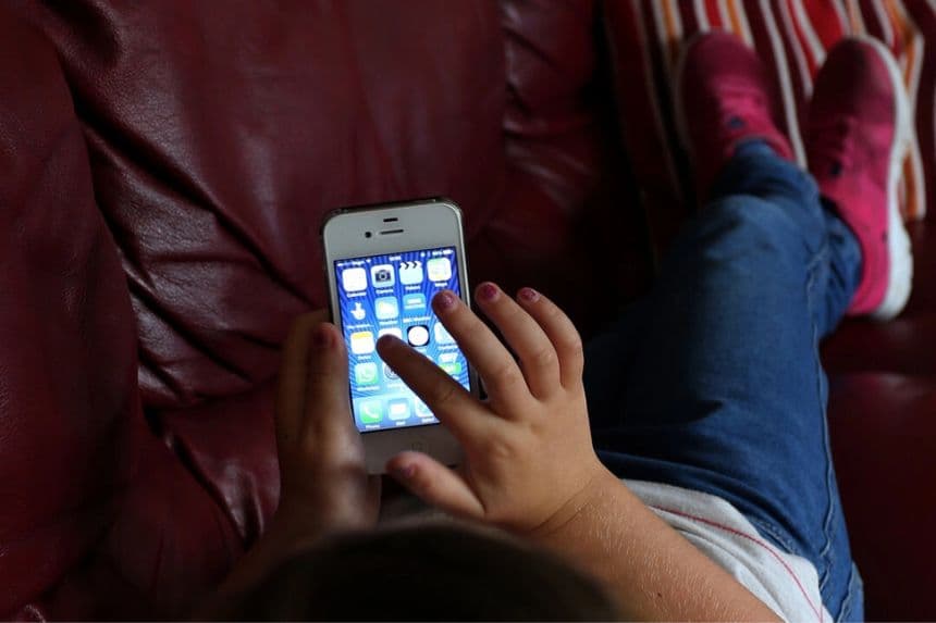 Foto de un niño utilizando un smartphone Apple iPhone el 21 de agosto de 2014. (Peter Byrne/PA)