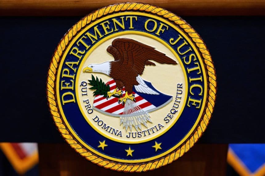 El logotipo del Departamento de Justicia en un podio antes de una rueda de prensa en el Departamento de Justicia en Washington el 6 de mayo de 2025. (Julia Demaree Nikhinson/AP Photo)