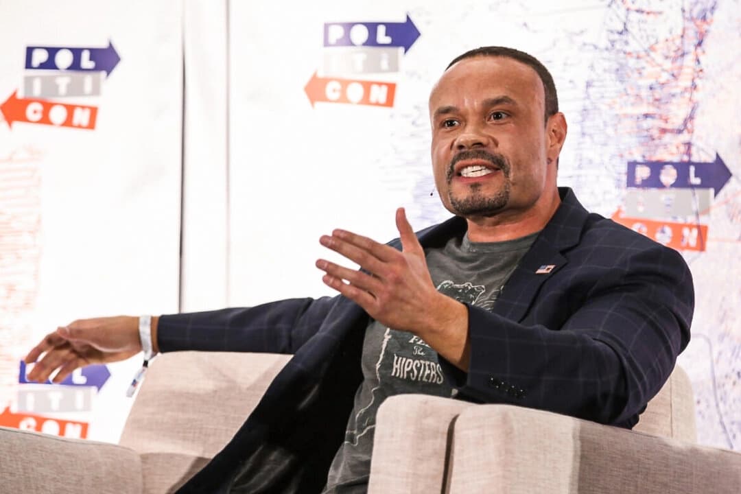 Dan Bongino habla en el escenario durante el Politicon 2018 en el Centro de Convenciones de Los Ángeles, California, el 21 de octubre de 2018. (Phillip Faraone/Getty Images para Politicon)