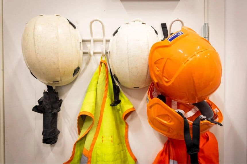 Equipos de X-Ploration Services preparan el equipo para las operaciones mineras en Nuuk, Groenlandia, el 4 de mayo de 2025. (John Fredricks/The Epoch Times)