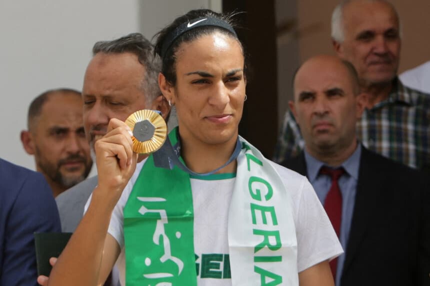 Imane Khelif muestra la medalla de oro olímpica que ganó en boxeo femenino a su llegada al aeropuerto de Argel, Argelia, el 12 de agosto de 2024. (Ramzi Boudina/Reuters).